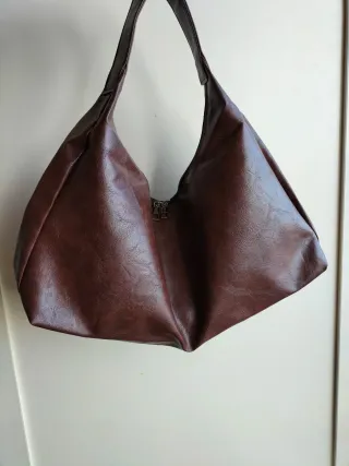 Borsa a sacca marrone in similpelle