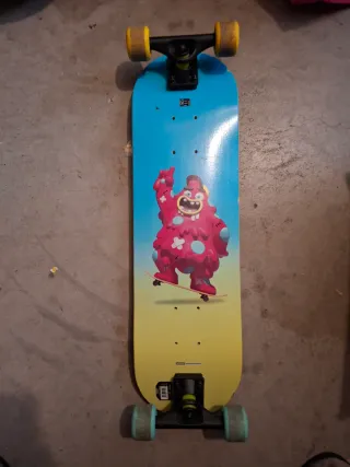 Patinete Oxeo Negro con Huellas Azules y Amarillas