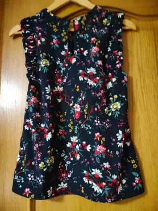 Blusa floral sin mangas