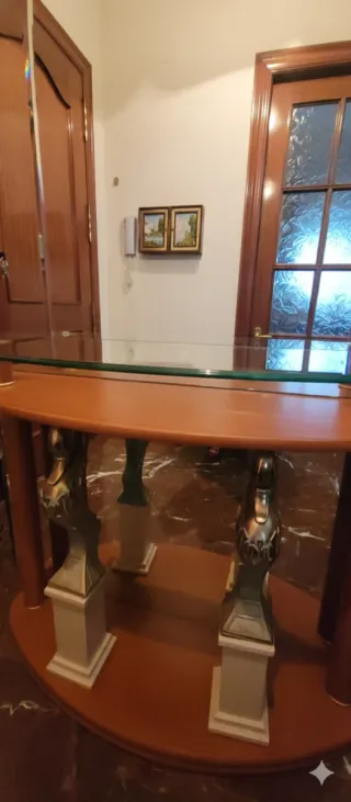 Entradita con espejo mural.