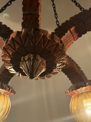 Lámpara madera maciza tallada