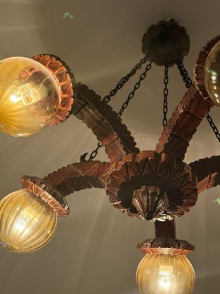 Lámpara madera maciza tallada