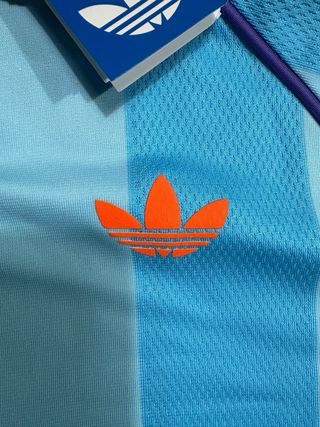 Maglietta Adidas a strisce blu e arancione