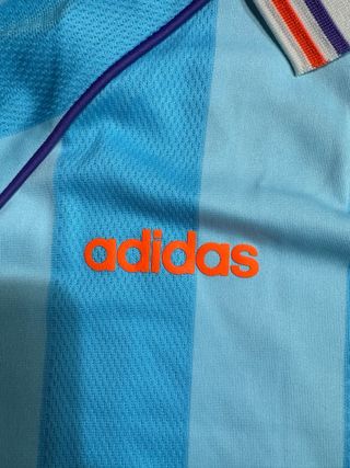 Maglietta Adidas a strisce blu e arancione