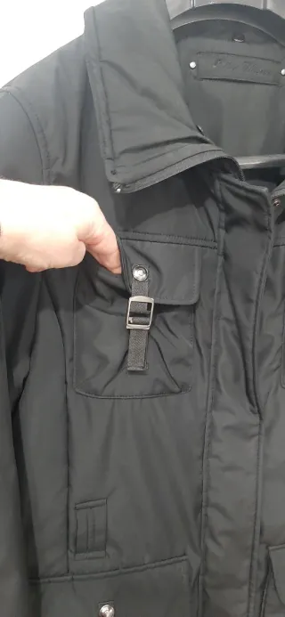 Chaqueta negra acolchada con bolsillos y hebillas