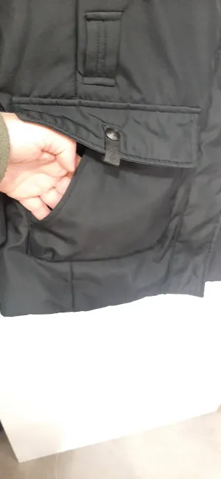 Chaqueta negra acolchada con bolsillos y hebillas