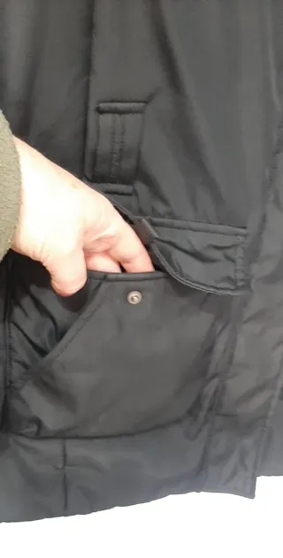 Chaqueta negra acolchada con bolsillos y hebillas