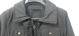 Chaqueta negra acolchada con bolsillos y hebillas