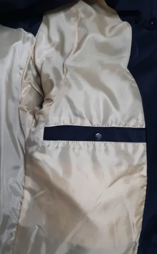 Chaqueta negra acolchada con bolsillos y hebillas