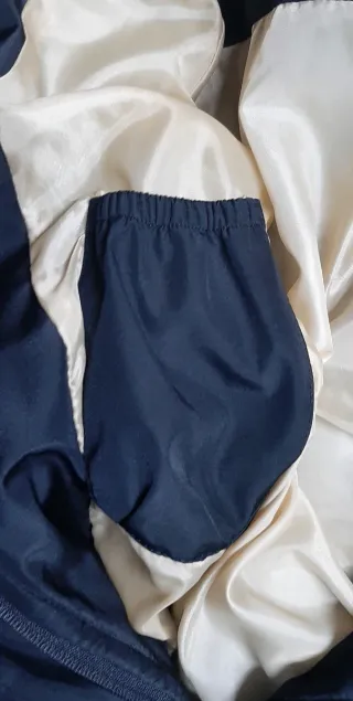 Chaqueta negra acolchada con bolsillos y hebillas