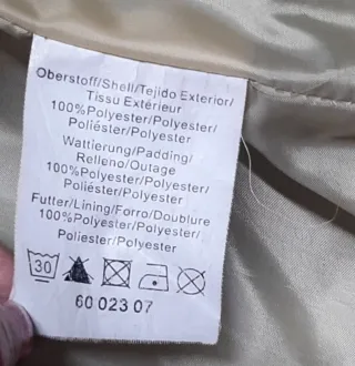 Chaqueta negra acolchada con bolsillos y hebillas