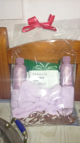 Cosmética Farmasi Beige y Rojo