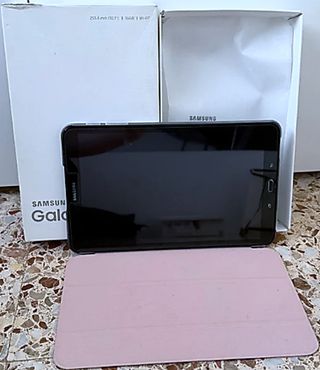 Samsung Galaxy Tab A6 con funda rosa