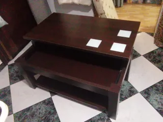 Mesa elevable de madera y cristal