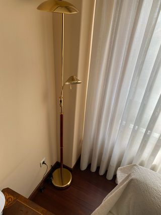 Lámpara de pie dorada regulable