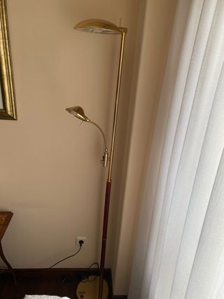 Lámpara de pie dorada regulable