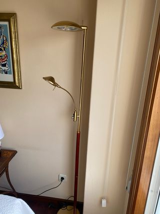 Lámpara de pie dorada regulable