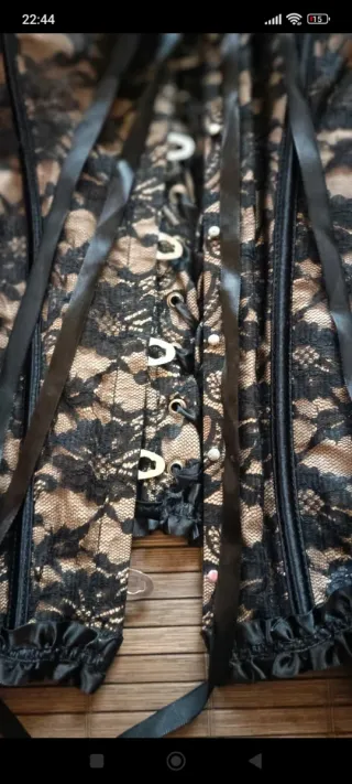 Corsé de encaje negro y beige