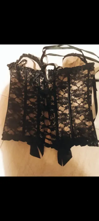 Corsé de encaje negro y beige