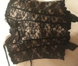 Corsé de encaje negro y beige