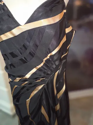 Vestido largo negro y dorado