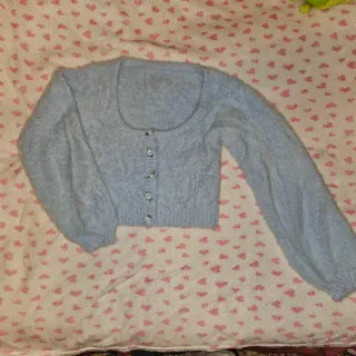 Maglioncino azzurro con bottoni