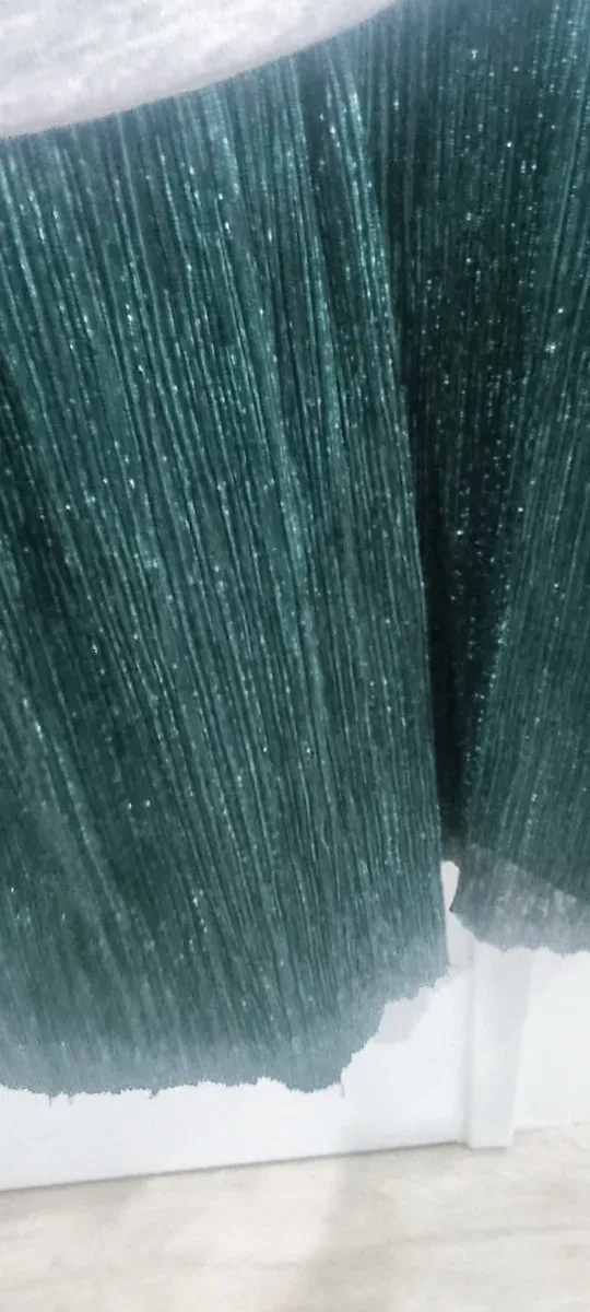 Vestido gris y verde con capucha