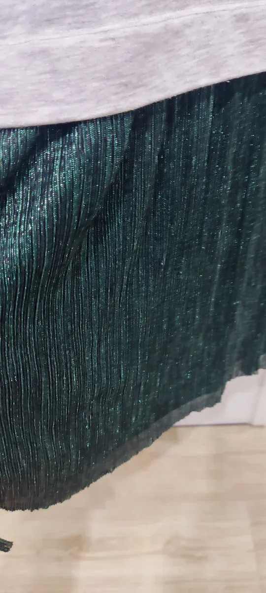 Vestido gris y verde con capucha