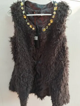 Elegante chaleco sin mangas con pedrería