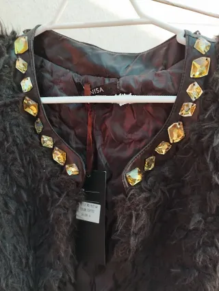 Elegante chaleco sin mangas con pedrería