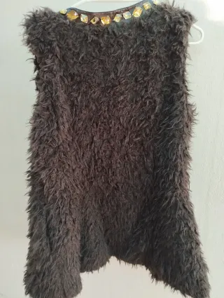 Elegante chaleco sin mangas con pedrería