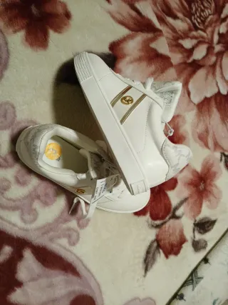 Zapatillas Michael Kors Blancas y Doradas