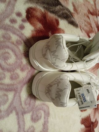 Zapatillas Michael Kors Blancas y Doradas
