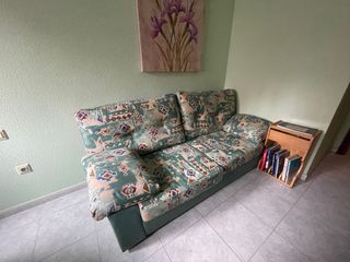 Sofá cama verde y multicolor