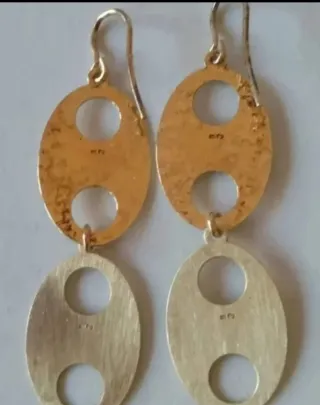 Pendientes chapados con piedras azules