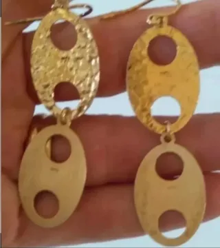 Pendientes chapados con piedras azules