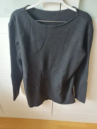 Jersey negro con diseño texturizado