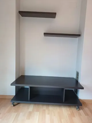 Mesa TV con estanterías oscura o mesa de centro