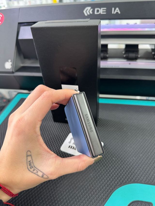 SAMSUNG Z Flip5 256GB como nuevo