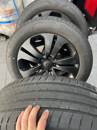 se venden juego de llantas 18/235/55  100V