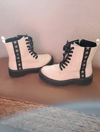 Botines blancos con estrellas negras
