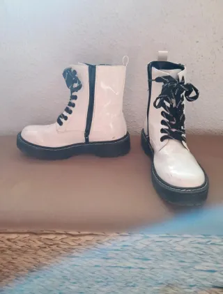 Botines blancos con estrellas negras