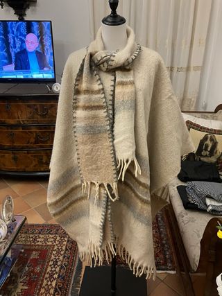 Poncho caldo con sciarpa