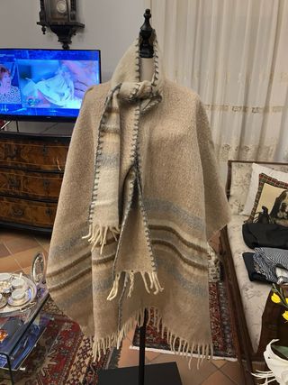 Poncho caldo con sciarpa