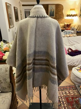 Poncho caldo con sciarpa