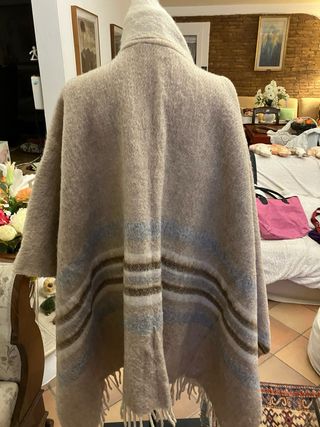 Poncho caldo con sciarpa