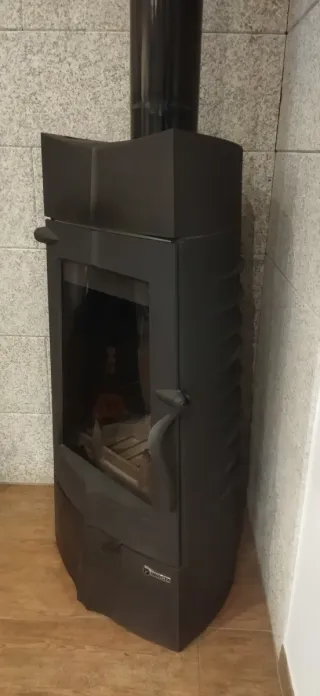 Estufa de leña Invicta Chamane 10. Hierro Fundido