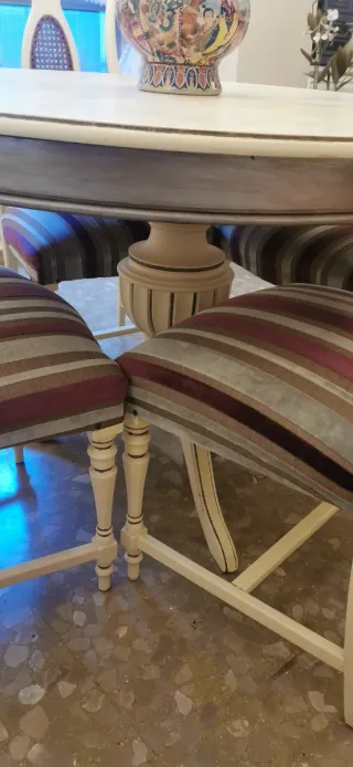 Mesa comedor y 4 sillas clásicas