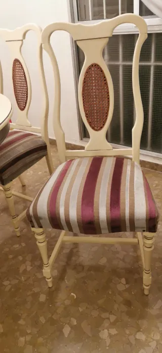 Mesa comedor y 4 sillas clásicas