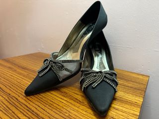 Zapatos de salón negros con lazo brillante